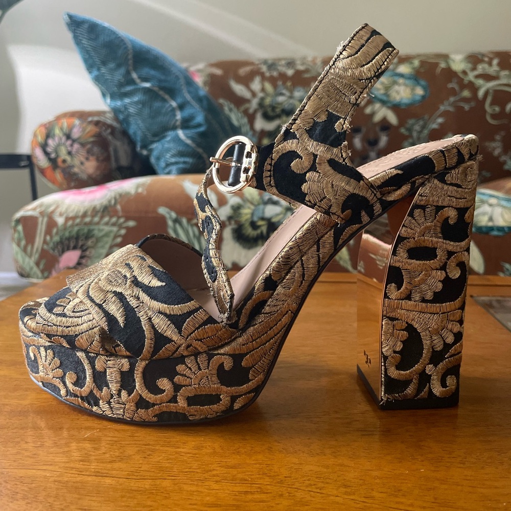 Tory Burch Black & Gold Brocade embroidered fabric Coretta Platform Heels size 9